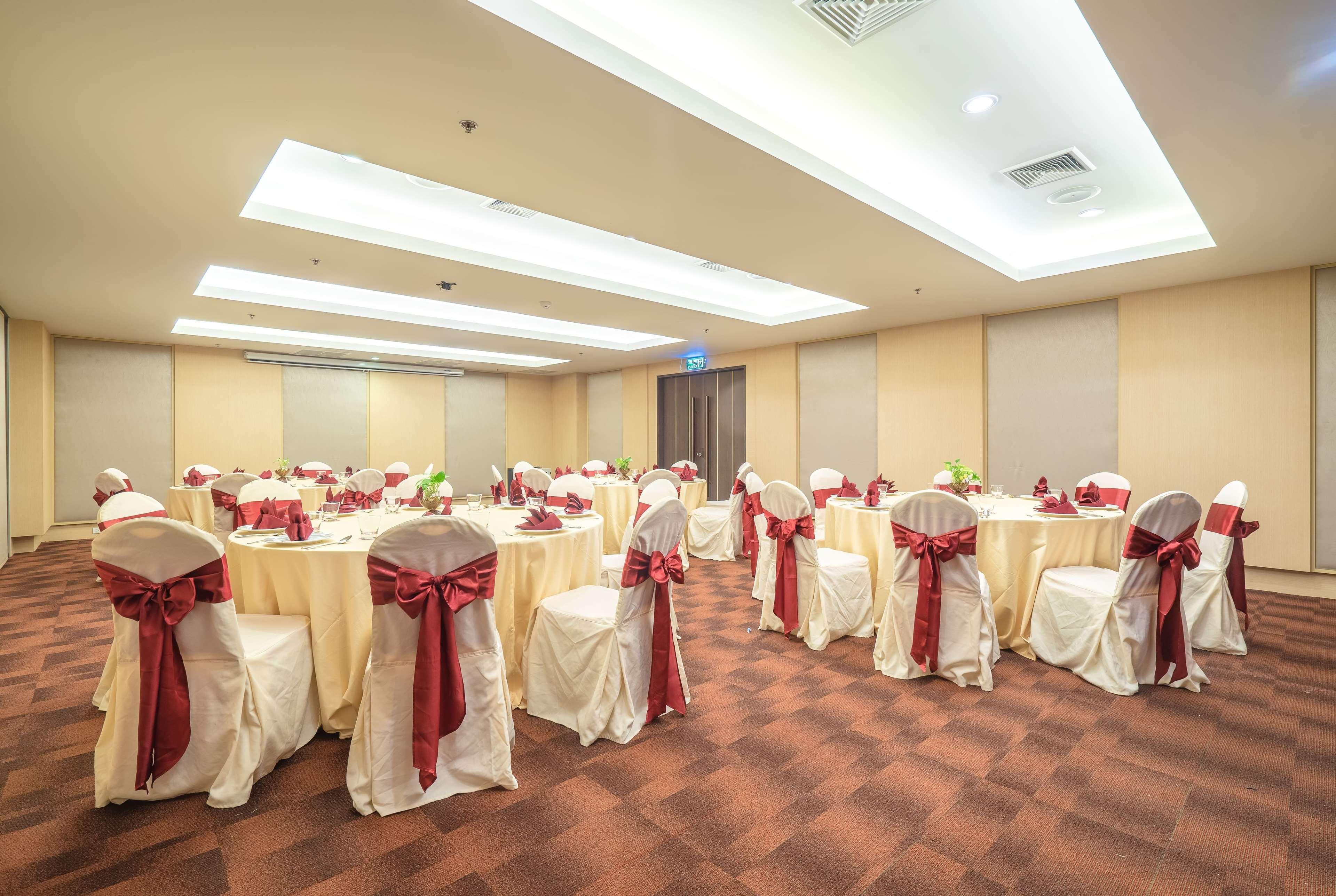Ramada By Wyndham Phuket Deevana Patong Exterior foto