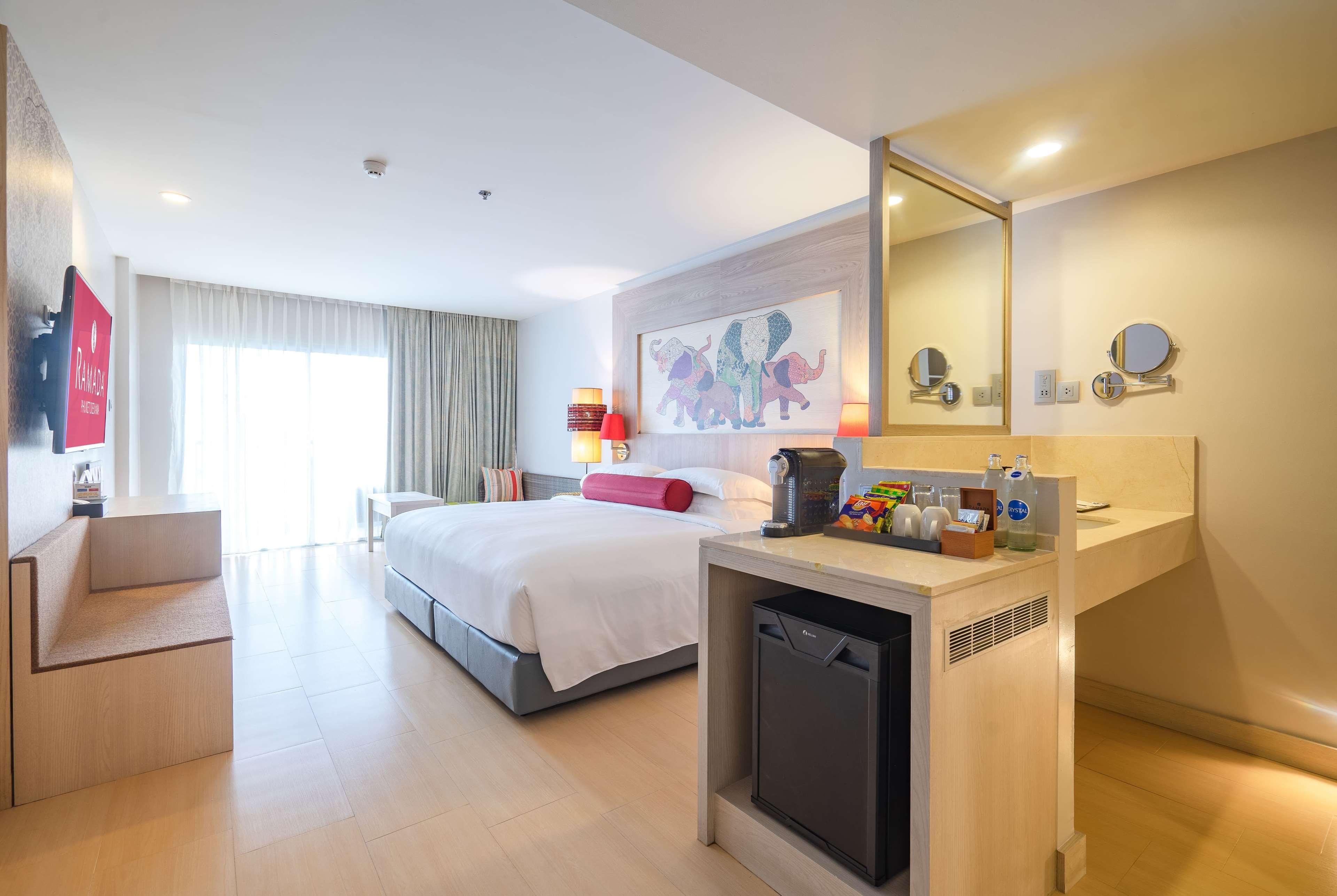 Ramada By Wyndham Phuket Deevana Patong Exterior foto