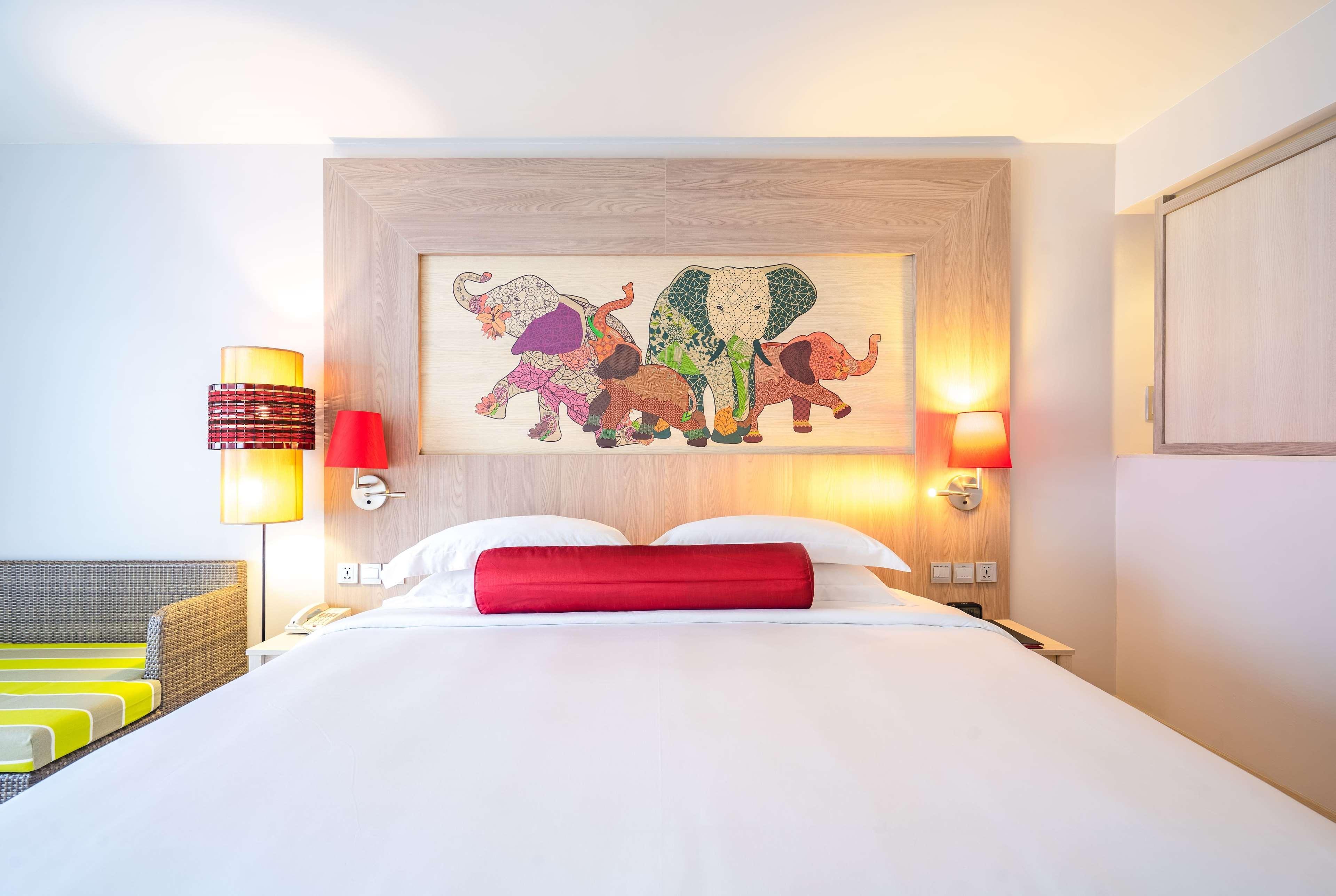 Ramada By Wyndham Phuket Deevana Patong Exterior foto
