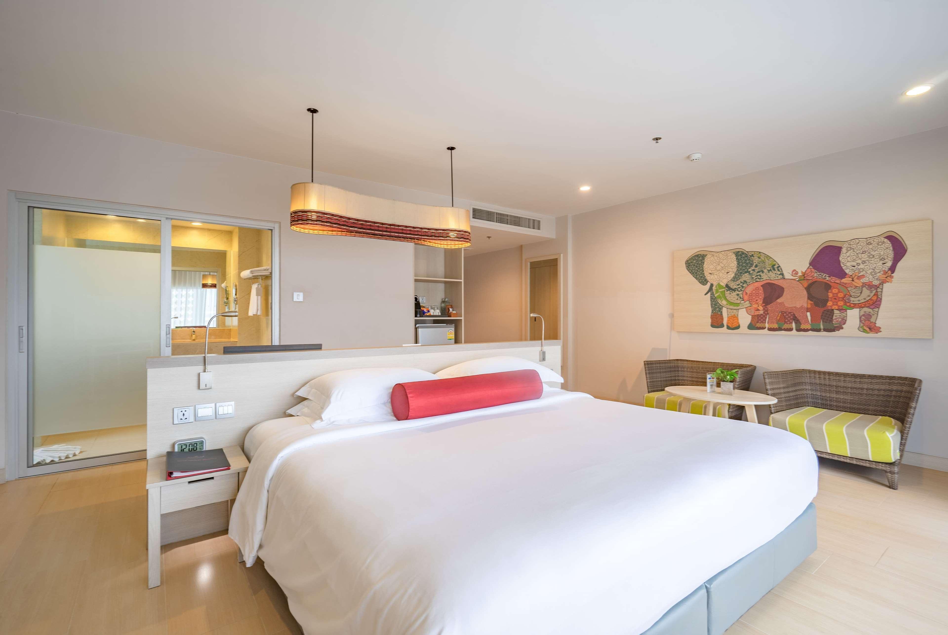 Ramada By Wyndham Phuket Deevana Patong Exterior foto