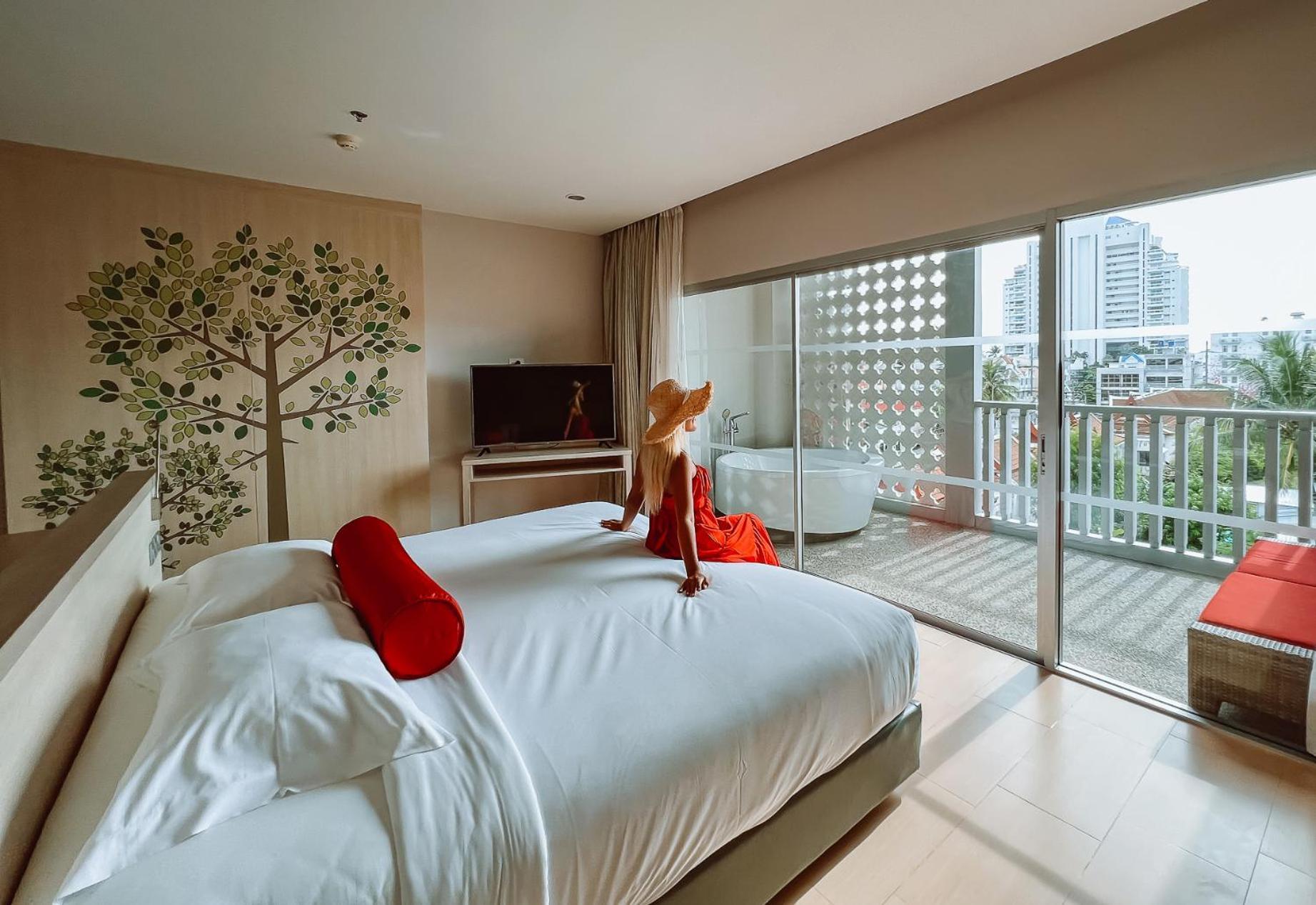 Ramada By Wyndham Phuket Deevana Patong Exterior foto
