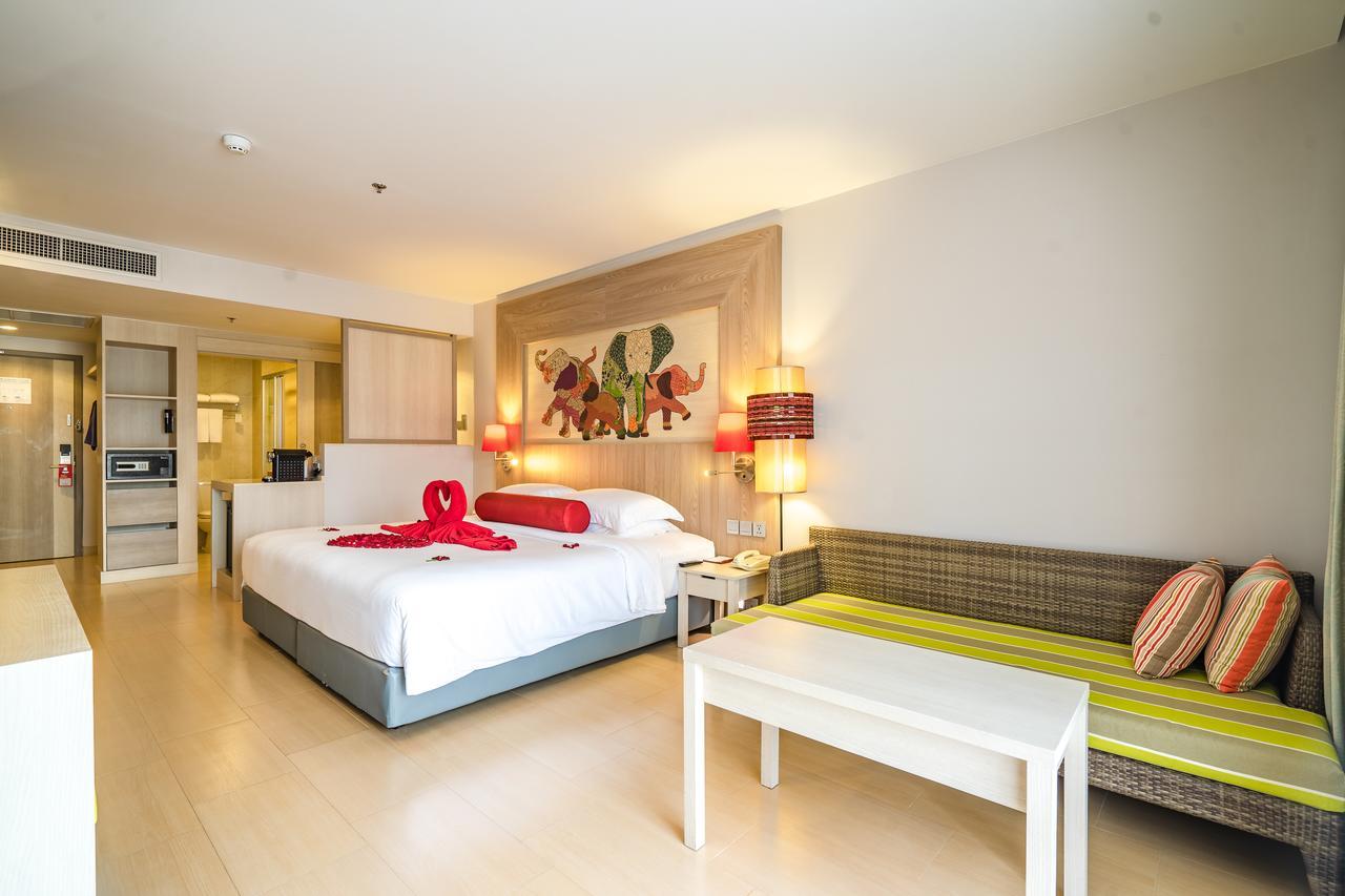 Ramada By Wyndham Phuket Deevana Patong Exterior foto