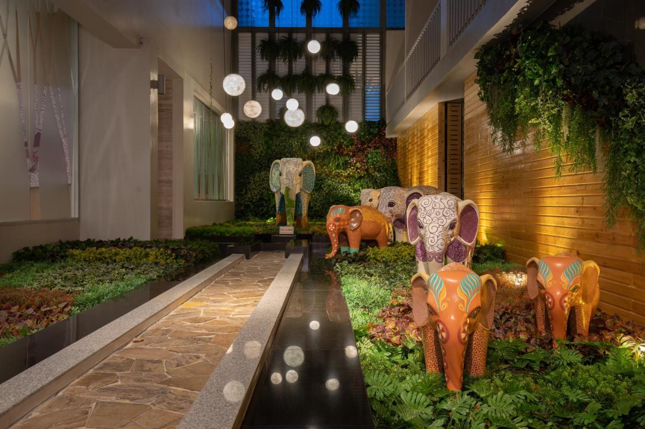 Ramada By Wyndham Phuket Deevana Patong Exterior foto
